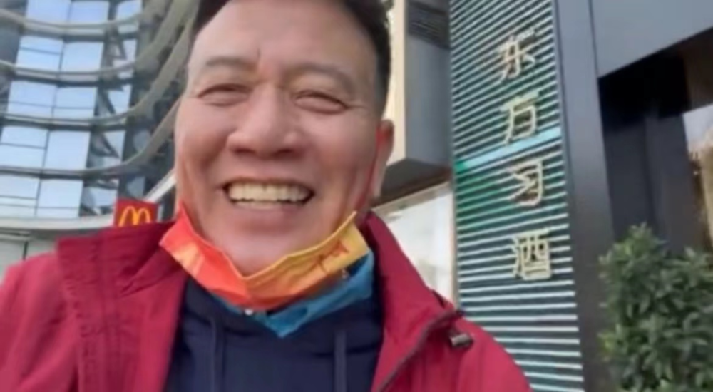 “堕落”的中老年港星们，拍烂片直播，为了生活连名声都不要了​