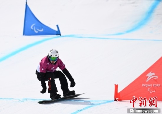 残奥单板滑雪障碍追逐资格赛在张家口赛区举行