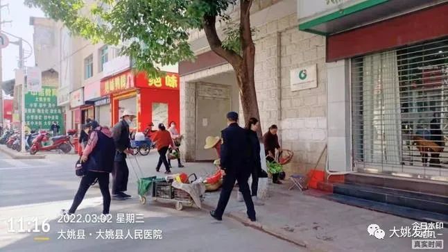 曝光台围观践踏草坪占用公共停车位大姚一大波不文明行为被曝光有你