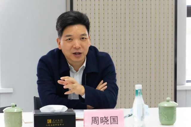 周晓国参观了人民文创华东中心文创展厅,观看了展区