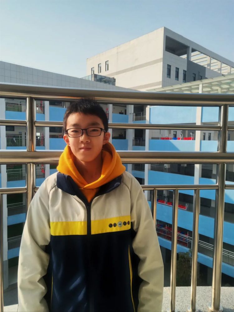 自律自强势不可挡身边榜样学习之自强之星