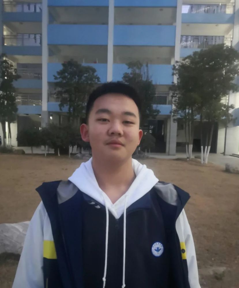 自律自强势不可挡身边榜样学习之自强之星