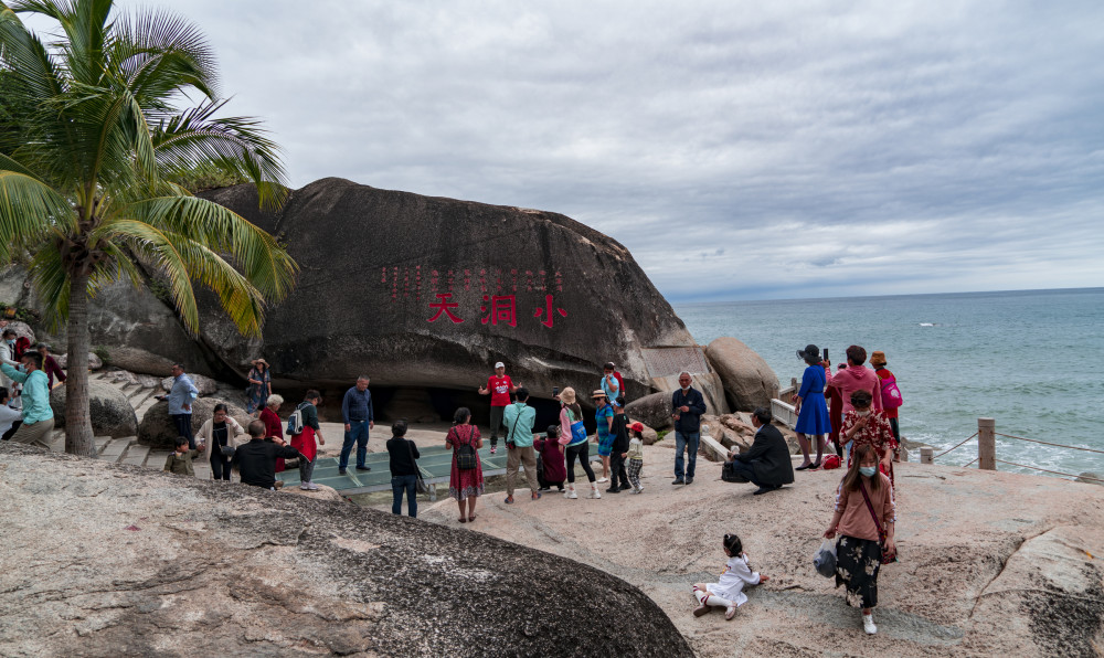 海南三亚大小洞天景区海山石构成美丽画卷