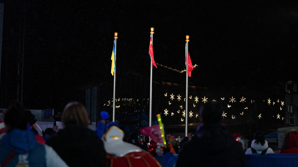 张家口颁奖广场首次颁奖仪式举行9面五星红旗雪中升起