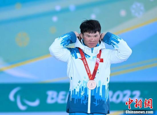 中国选手刘子旭获残奥冬季两项男子短距离坐姿金牌