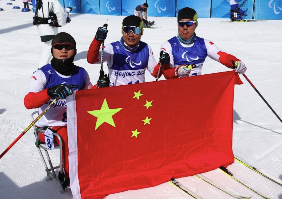 3月6日,北京冬残奥会越野滑雪正式开赛,中国队郑鹏以绝对优势赢得