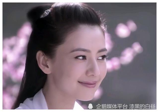 在2013版《天龙八部》中,高圆圆饰演李碧云,剧中一身白衣仙气飘飘