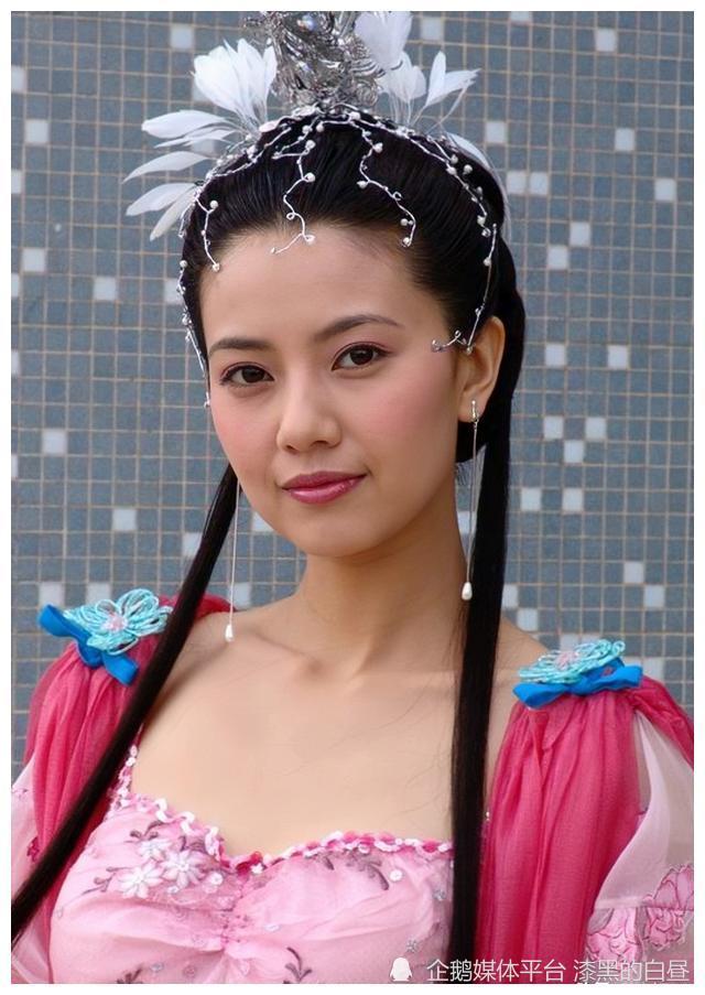 二,杨若惜在2013版《天龙八部》中,高圆圆饰演李碧云,剧中一身白衣