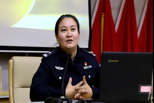 女警风采加依娜古丽沙黑敢于担当的新时代政工警花