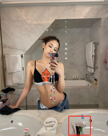 jennie厕所穿内衣秀身材!裤腰故意解开扣子,桌上刮痧器太抢镜