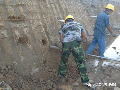 放置土钉四钻孔前,应根据设计要求定出孔位并作出标记及编号.