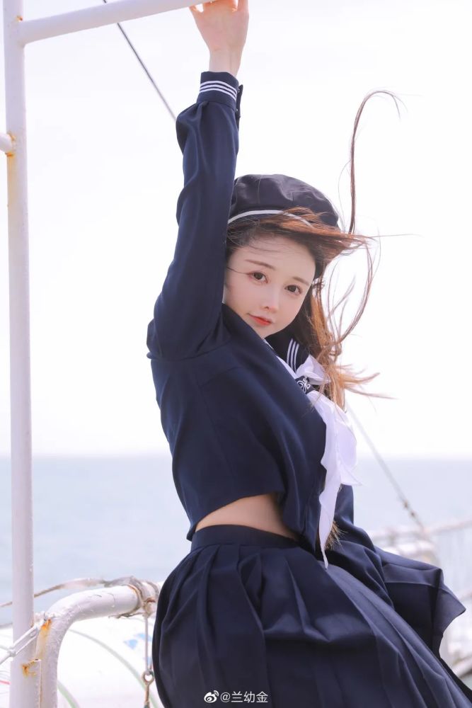 在这里小突每天都会给大家分享一些好看的jk制服作品或者古风装扮的