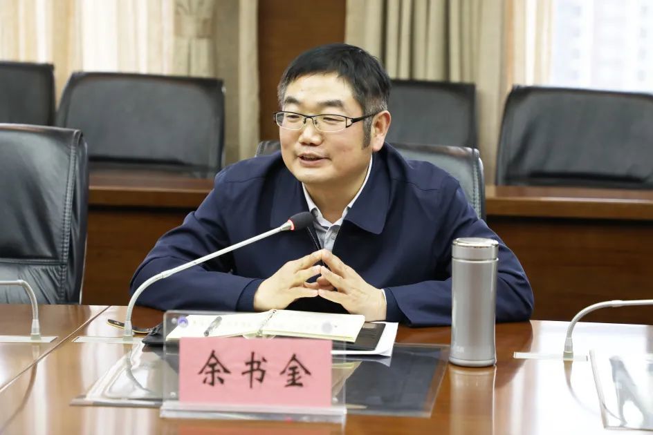 余书金检察长全程参加座谈会,认真聆听大家的交流发言,表示为市院拥有