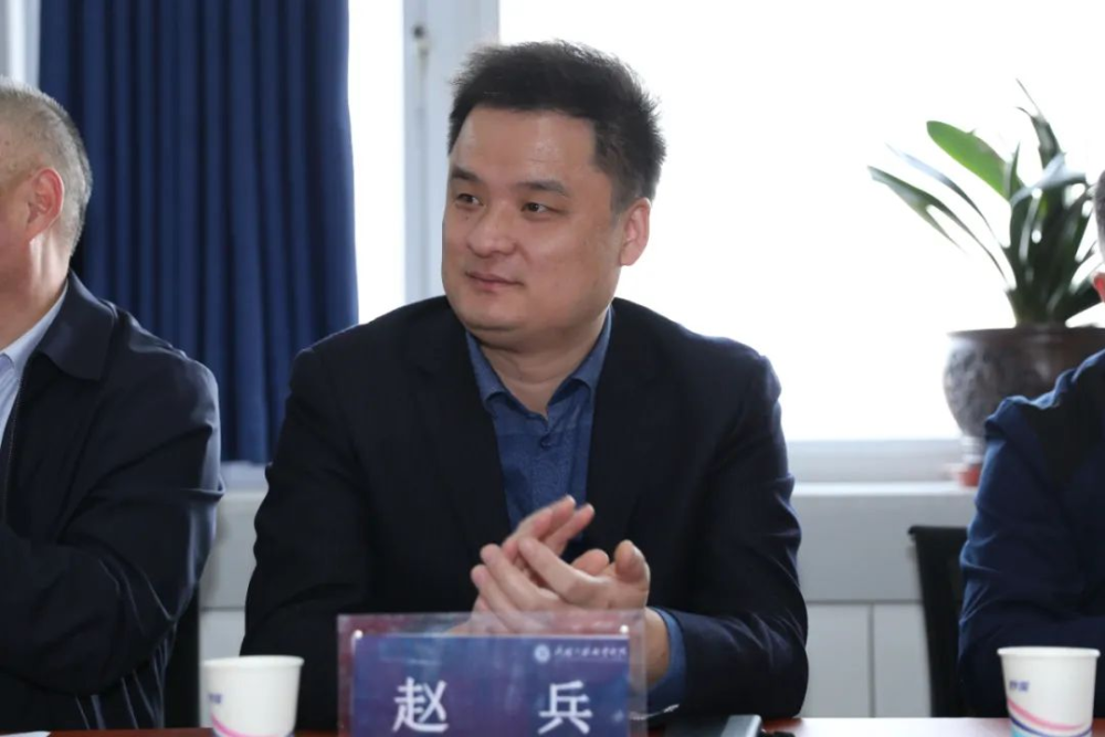 洛阳科技职业学院副校长 赵兵省足协秘书长范荣辉首先对洛阳科技职业