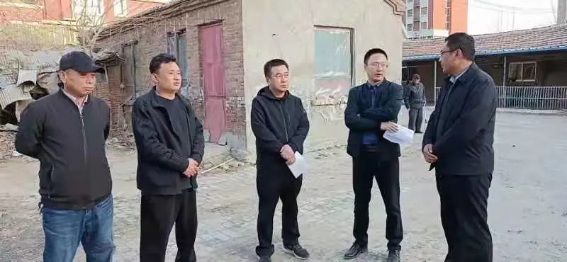 县委常委,副县长于红丽,县人大常委会副主任徐林现场调度拆迁工作.