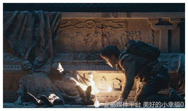 吴老狗的父亲和吴老太爷而在镖子岭古墓里面还有两具已经腐败的尸体