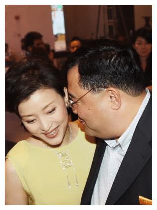 杨澜与银行工作的老公离婚后转身嫁给了身价百亿的富豪吴征
