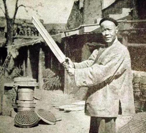 邓海山:中国最后一名刽子手,一生斩首300颗,晚年因此