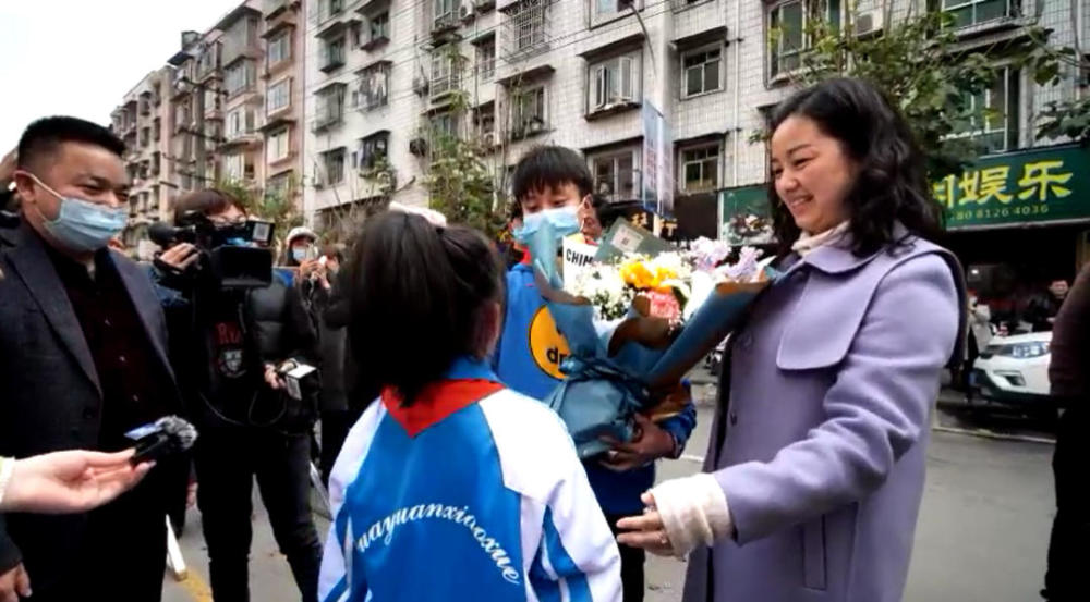 中国女足队员张琳艳回到四川绵阳江油花园小学老师回忆有她上场班上