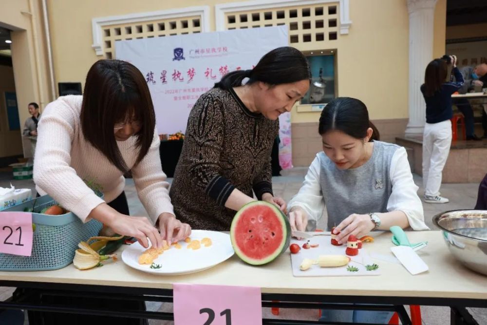 女教职工四人为一组,依照随机抽取而来的水果"盲盒"集思广益,分工合作