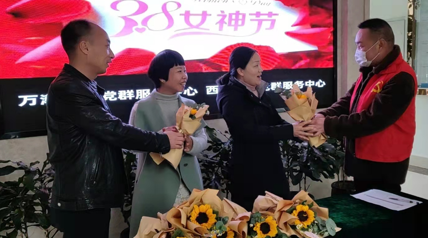 充满仪式感的送花活动,让女干部们感动万分,纷纷与花合影.