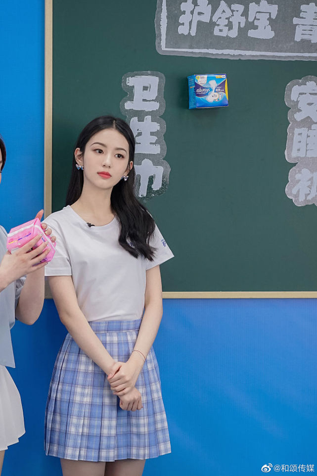 周也校园风制服裙化身校园女神.周也清纯灵动.周也小表情超可爱.