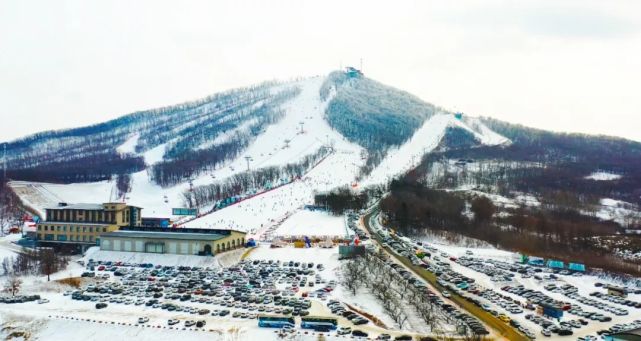 2022年3月6日庙香山滑雪场庙香山滑雪场3月6日起暂停运营,恢复营业