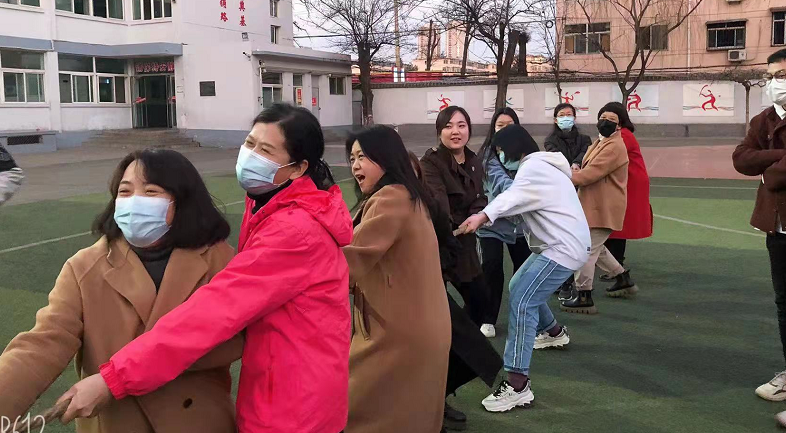 弘扬北小正能量献礼建校七十年阳泉市北大街小学校迎三八拔河比赛活动