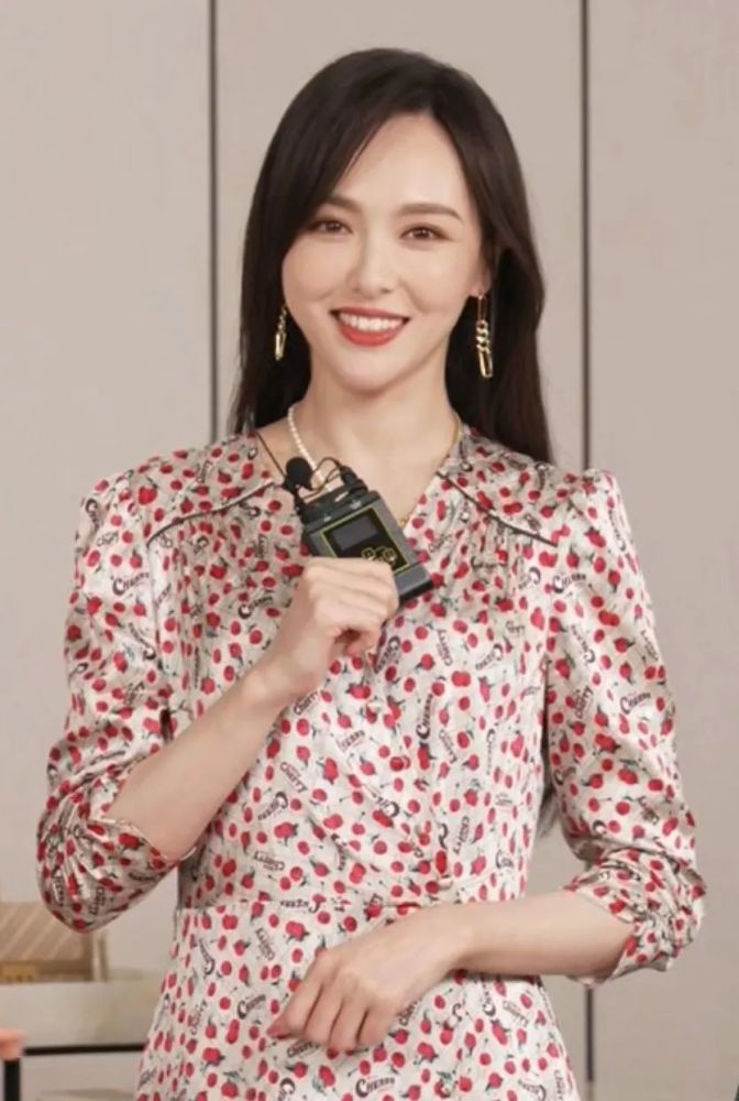 直播镜头下的女明星杨紫唐嫣苹果肌瞩目热巴娜扎跟精修图没差