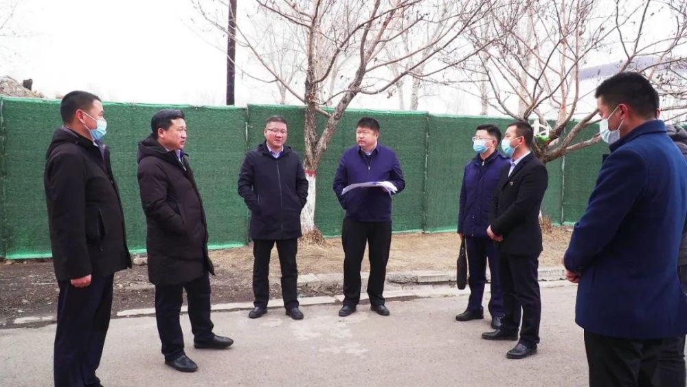 昭苏县委书记侯陶调研城市更新改造和城市道路绿化等基础设施建设工作
