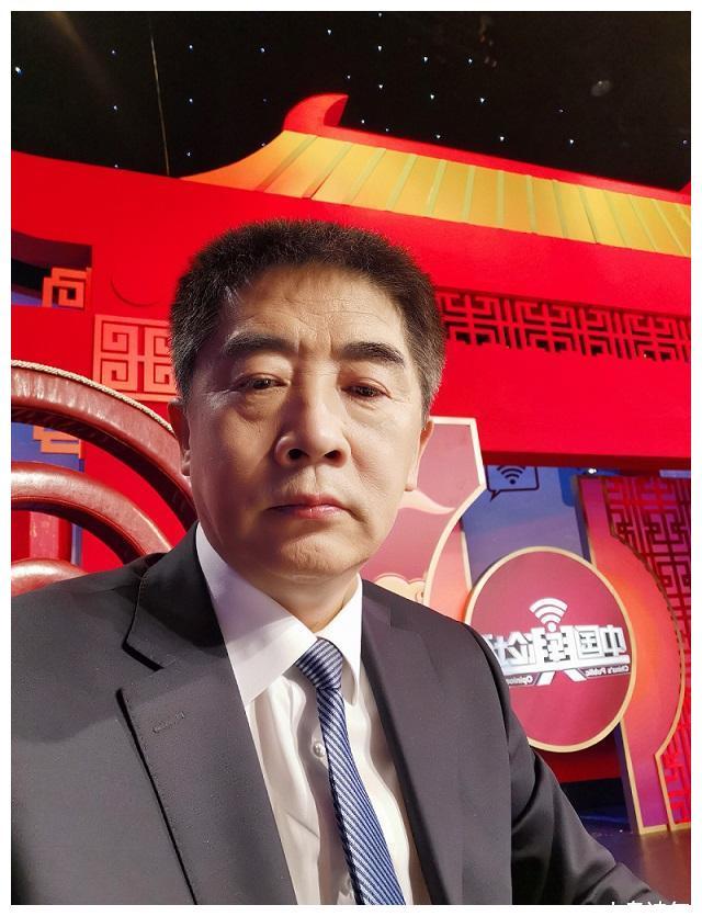 坐镇央视特约评论席的八位理论专家风采不输任何明星还接地气iv