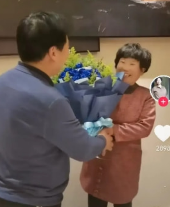 郭希宽送杜妈蓝色妖姬寓意敦厚善良网友你不配