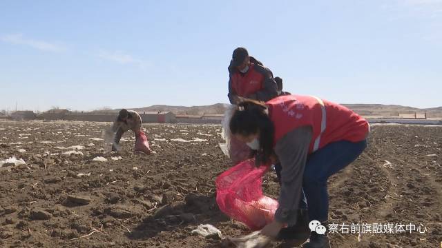 在察右前旗三岔口乡大土城村,新时代文明实践站志愿服务队的志愿者们