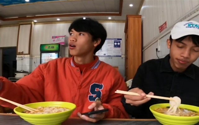 伟布丁也完美地诠释了一个广西人的吃饭日常,一个