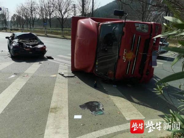 小轿车随意调头酿事故为避让大货车侧翻压扁小轿车后备箱