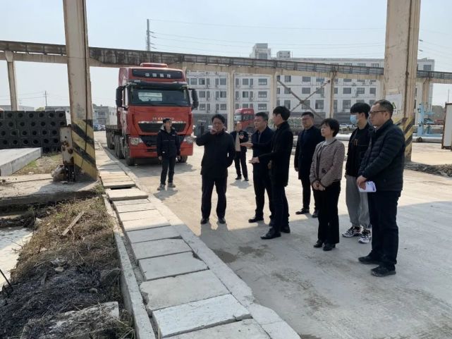 大路镇党委副书记,镇长赵春雨主持会议并提出三点要求:一是各村部门要