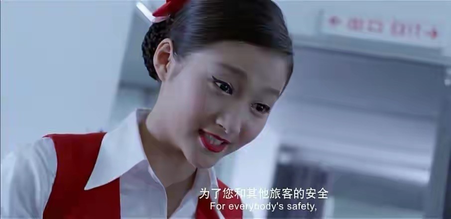 她扮演的空姐,脾气有点暴躁,面对不听话的乘客,直接来了一首《你叉叉
