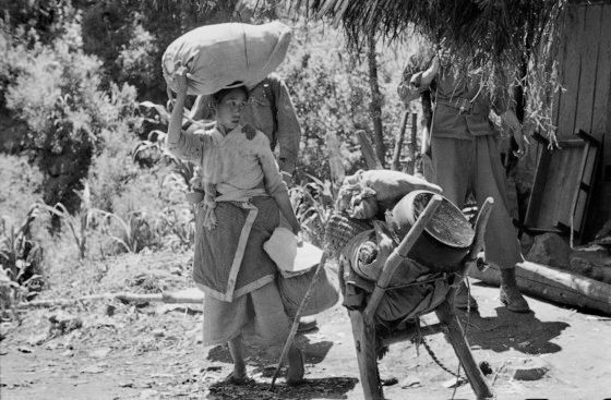 老照片1951年朝鲜战争中的韩国小山村到处是逃难的人