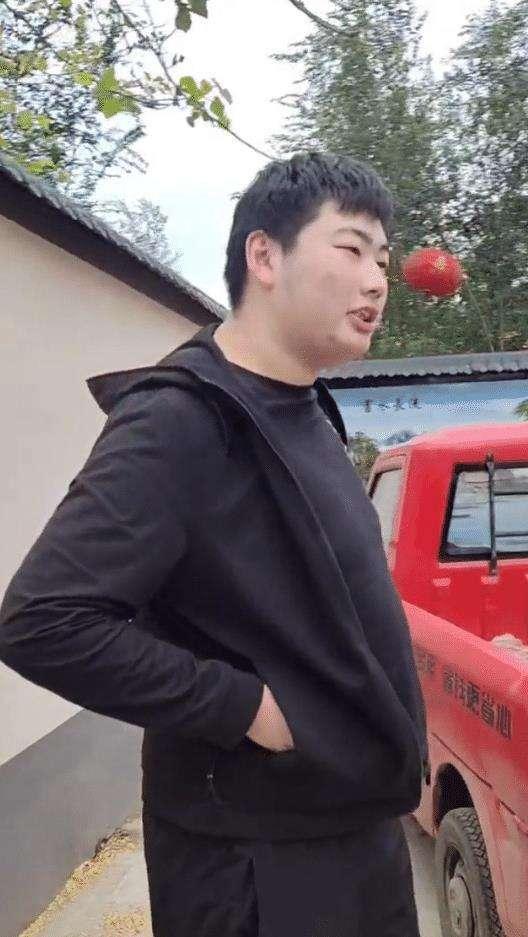 朱之文疑似替儿子送花女大学生被传是朱小伟心上人网友慎重