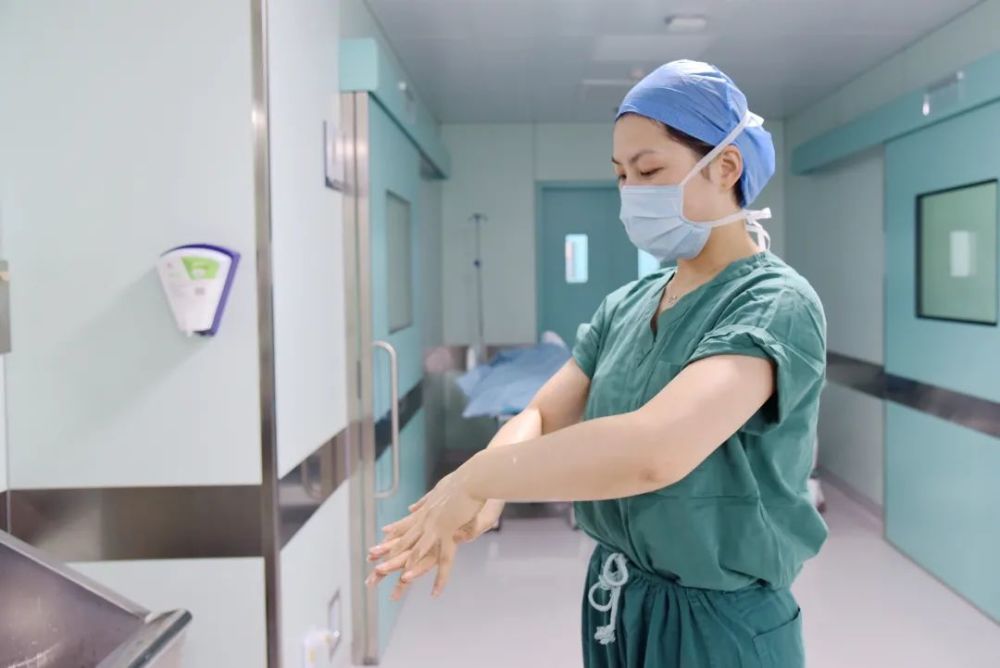 洗手上台前,每一名器械护士一起仔细核查患者信息她还要和麻醉医生
