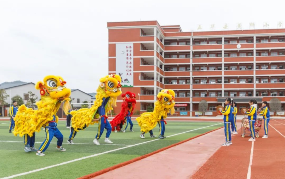 五华县黄狮小学每天上午大课间的固定活动—舞狮操.