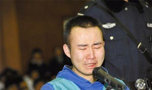 2010年药家鑫案:凶手开车撞人后见没死,又返回连捅被害人八刀