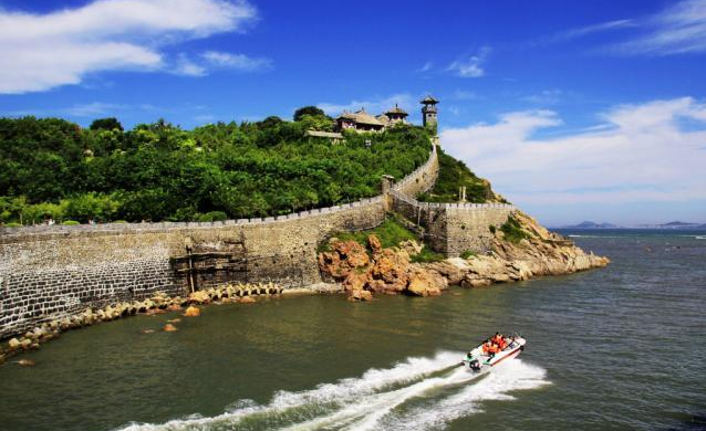 蓬莱阁的南边是三清殿,吕祖殿,天后宫,龙王宫等道教建筑,这些建筑均以