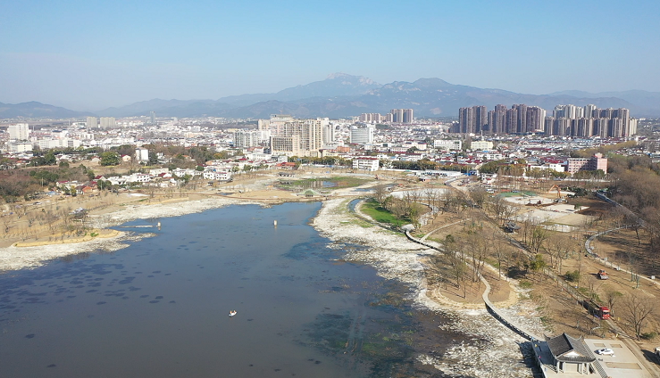 潜山四大班子领导在雪湖公园义务植树