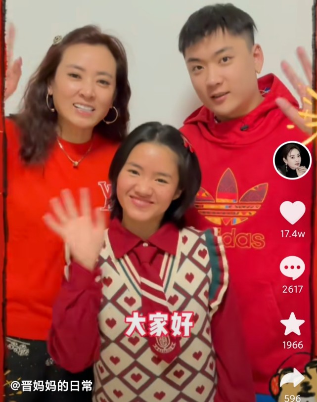 两人的兄妹情从节目中延续到了生活中,崔晋妈妈也把李勒优当成了养女