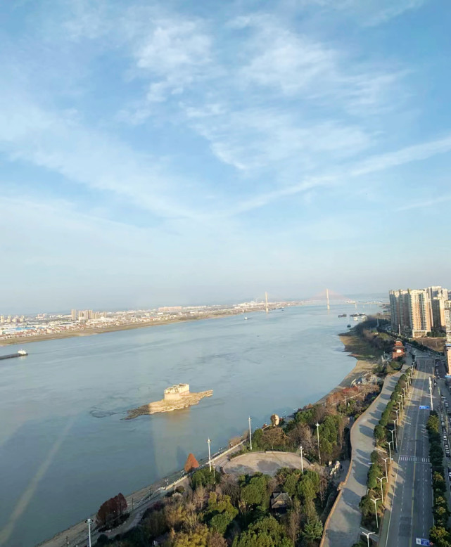 万里长江第一阁离九江不远的长江面上有一不寻常的阁坚强