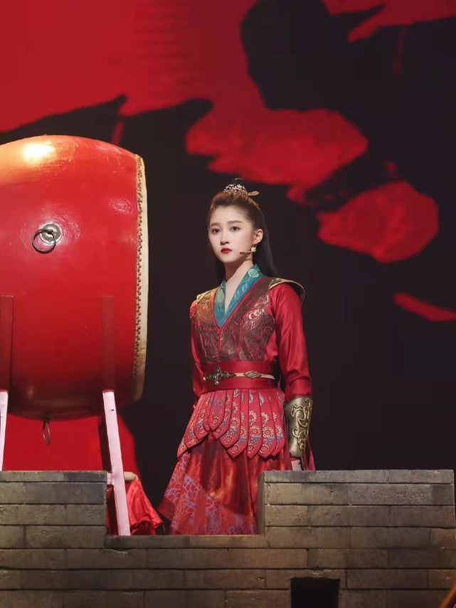 关晓彤也发文"侠义江湖,梦回班婳",并配两张身穿红色铠甲的照片.