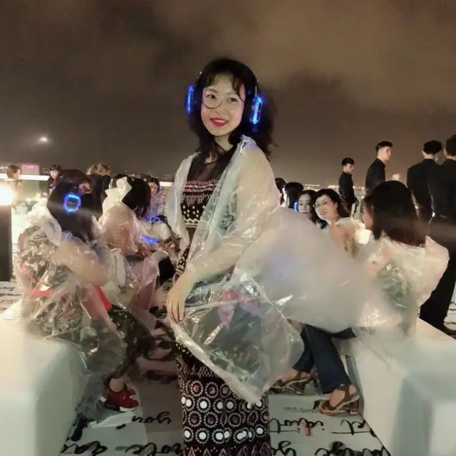 极为豪气的cici888,本名陈茜,二零一九年入驻短视频平台分享她的做饭