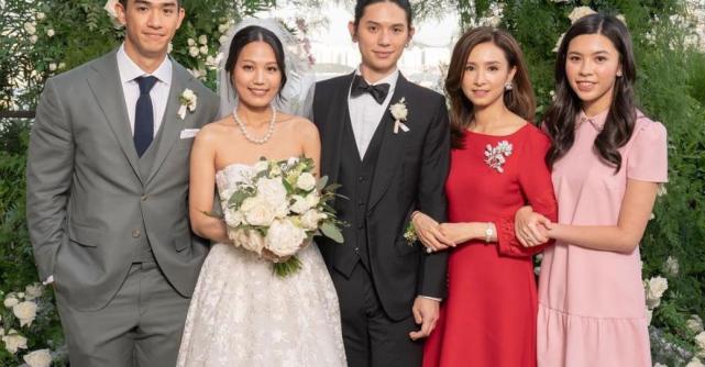 胡智略迎婚后首个生日,晒五口之家全家福庆祝,吴婉芳比儿媳年轻