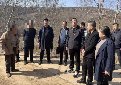 耐心倾听信访人诉求,实地查看相关情况,并向西辛庄镇及信访人所在村